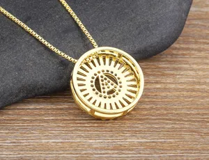 Collana con ciondolo a lettera A rotonda placcata in oro con zirconi cubici scintillanti.