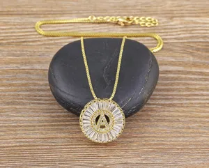 Collana con ciondolo lettera A in rame dorato zirconi cubici taglio baguette splendente.