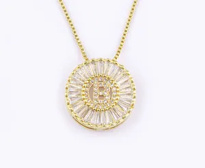 Elegante collana con ciondolo lettera B placcato in oro con zirconi cubici lucidi.