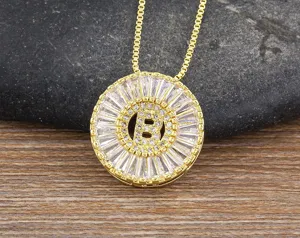 Primo piano della collana con ciondolo a lettera B in zircone rotondo dorato, dettagli.