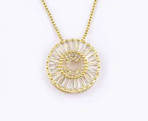 Collana con ciondolo lettera C in zircone cubico circolare in ottone dorato, elegante.