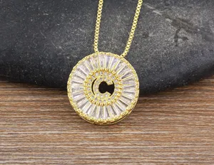 Collana con ciondolo a lettera C circolare placcato oro con zirconi cubici lucidi.