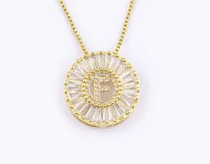 Collana con ciondolo lettera F in rame placcato oro e zirconi vista di dettaglio moda.