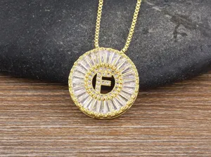 Dettaglio squisito della collana con ciondolo lettera F in zircone placcato in oro.