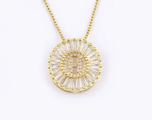Collana con pendente lettera H dorata con dettagli in pietre zirconia taglio baguette.