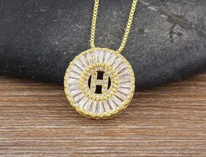 Collana con pendente lettera H placcata in oro con zirconi luminosi vista dettaglio