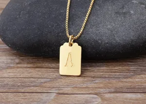 Vista dettagliata della collana con ciondolo quadrato minimalista lettera A placcata oro.
