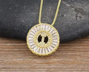 Primo piano dettagliato della collana con ciondolo lettera I dorata e zirconi cubici.