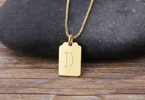 Collana con ciondolo quadrato lettera D placcato oro minimalista, catena delicata per uso quotidiano.