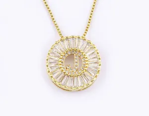 Dettaglio ravvicinato della collana con ciondolo lettera J dorata e zirconi brillanti.