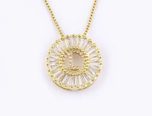 Collana con catena placcata in oro e ciondolo rotondo in zircone con lettera L.
