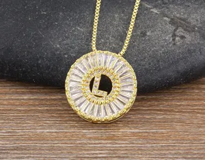 Collana con ciondolo lettera L in ottone dorato e zirconi luminosi con catena fine elegante