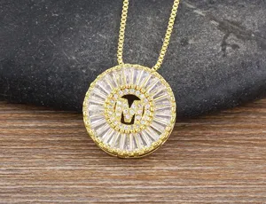 Primo piano dettagliato dell'elegante collana con ciondolo a lettera M in cristallo.