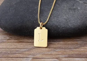 Collana con ciondolo lettera L placcato oro minimalista, catena sottile, gioielli eleganti.