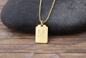 Collana con ciondolo quadrato con lettera iniziale placcata in oro, dettaglio.