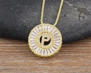 Squisita collana con ciondolo lettera P in rame dorato con dettaglio di zirconi scintillanti.