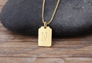 Collana con ciondolo lettera N quadrata placcata oro gioiello minimalista di nicchia dettaglio