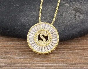 Collana con ciondolo a lettera S in zircone cubico rotondo placcato oro elegante
