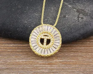 Primo piano dettagliato della scintillante collana con ciondolo iniziale T zircone.