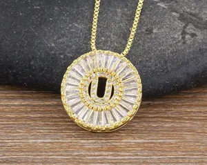 Primo piano dettagliato di una elegante collana con ciondolo lettera U zircone dorato.