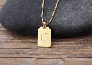 Collana con ciondolo lettera U placcato oro iniziale gioiello minimalista vista dettagliata