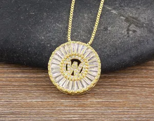 Primo piano dettagliato di una collana con ciondolo lettera W in zircone tondo dorato.