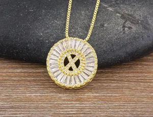 Primo piano dettagliato di una collana con ciondolo rotondo in rame placcato oro con zirconi.