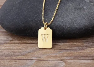 Squisita collana con ciondolo targhetta quadrata lettera iniziale W in ottone dorato dettaglio.