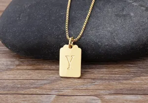 Collana con ciondolo lettera Y in oro vista dettaglio, gioiello con iniziale primo piano.