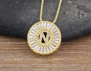 Primo piano della collana con ciondolo lettera N in zircone rotondo placcato in oro.