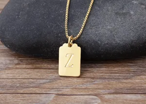 Collana con ciondolo lettera Z placcata oro 18k minimalista, dettaglio raffinato.
