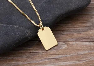 Primo piano dettagliato di una collana con ciondolo quadrato minimalista placcato oro 18k.