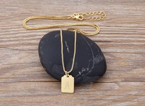 Dettaglio della collana con ciondolo lettera A placcato oro, stile minimalista targhetta.