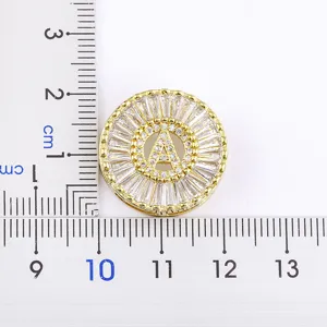 Collana con ciondolo lettera A rotonda in rame dorato con pietre di zircone scintillanti.