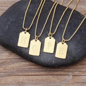 Collana con Ciondolo Iniziale a 26 Lettere in Rame Placcato Oro 18K per Donna Zirconia Piastrina Quadrata Gioielli Personalizzati