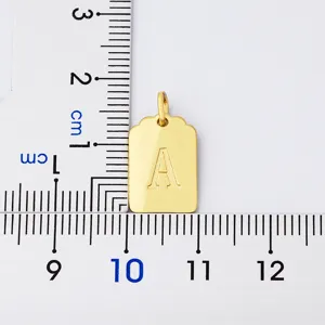 Ciondolo Lettera A Placcato Oro Piccolo Rettangolo Minimalista Collana Vista Principale