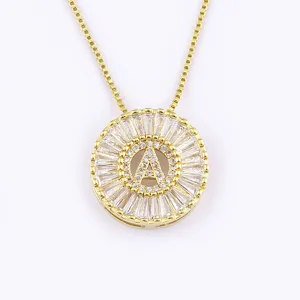 Chic collana con ciondolo lettera A rotonda con zirconi cubici scintillanti in oro per donne.