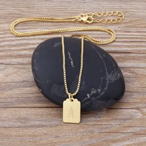 Collana con ciondolo lettera A placcata in oro 18k minimalista con catena a scatola per donna.