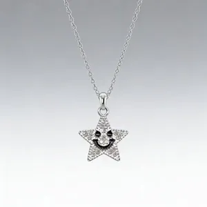 Squisita collana con ciondolo a stella in strass sorridente, dettaglio catena clavicola.