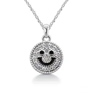 Primo piano dettagliato dell'accessorio collana con ciondolo a faccia di smiley in strass