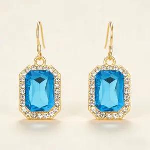 Vista dettagliata degli orecchini pendenti in cristallo blu con strass lucidi eleganti.