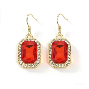 Eleganti orecchini pendenti in cristallo rosso rettangolare dorati vista dettaglio moda