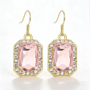 Orecchini pendenti rettangolari in cristallo rosa chiaro dorati con alone di strass