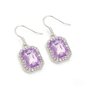 Orecchini pendenti in cristallo viola con gemma rettangolare e strass luminosi ed eleganti.