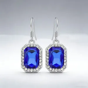 Primo piano dettagliato di eleganti orecchini pendenti in cristallo blu con strass.
