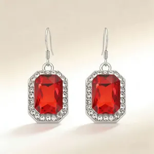 Orecchini pendenti in cristallo rosso con pietra preziosa primo piano dettaglio