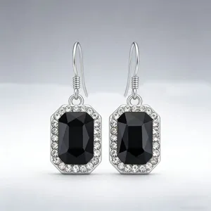 Eleganti orecchini pendenti argentati con cristallo nero rettangolare circondato da luminosi strass.