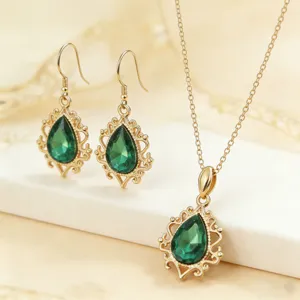 Set di Collana e Orecchini con Ciondolo a Goccia in Strass Intagliato in Stile Corte Vintage per Donna Gioielli Reali per Matrimonio Festa