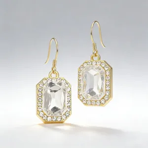 Orecchini pendenti rettangolari in cristallo dorato con luminoso alone di strass brillanti.
