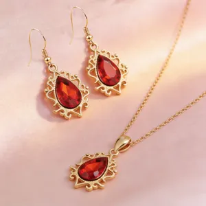 Vista dettagliata di elegante set di orecchini e collana con goccia rossa in stile vintage.